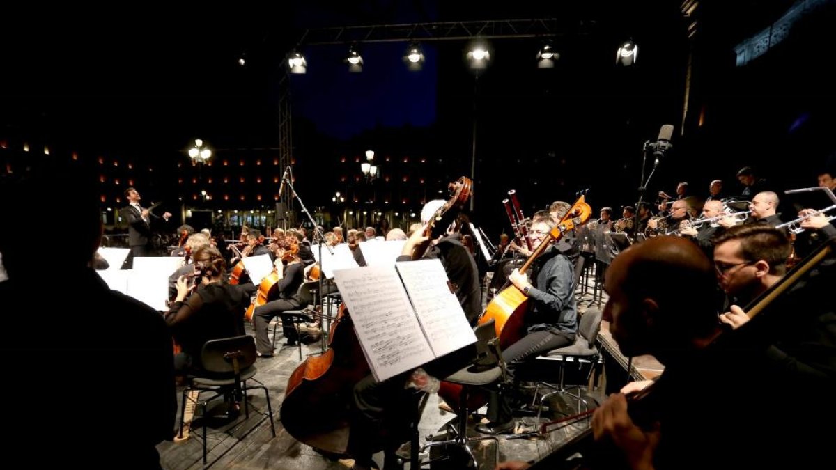 Concierto de la Oscyl en la Plaza Mayor de Valladolid dentro del ciclo Plazas Sinfónicas.-ICAL