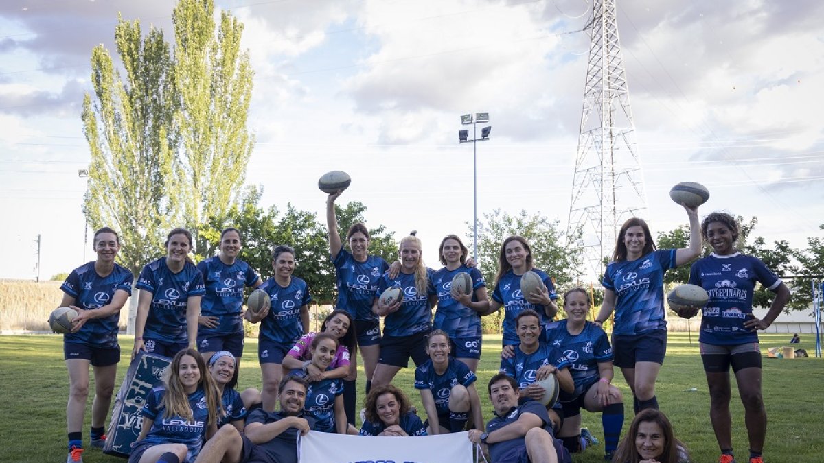 Parte de las integrantes del Wonder VRAC posan con sus entrenadores en el último entrenamiento. PHOTOGENIC /C. LLORENTE