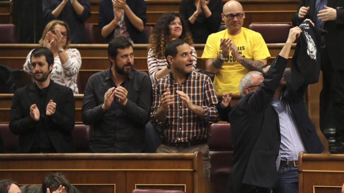 GEl grupo Unidos Podemos celebra la derogación del decreto de la estiba y saluda a los estibadores presentes en el Congreso.-Ballesteros