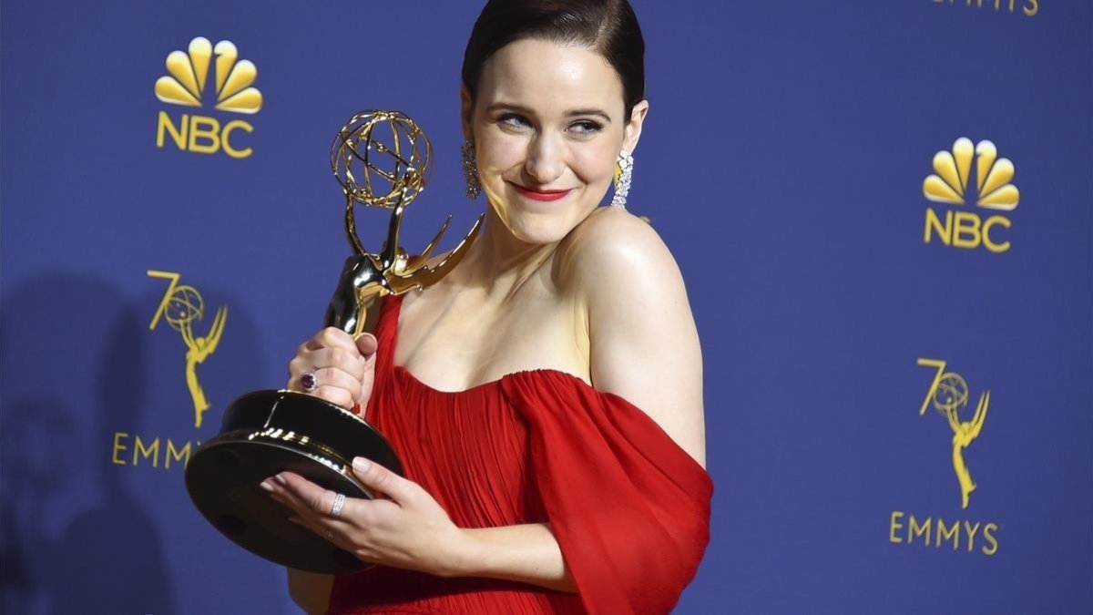 Rachel Brosnahan, con su premio Emmy por La maravillosa señora Maisel-AP / INVISION / JORDAN STRAUSS