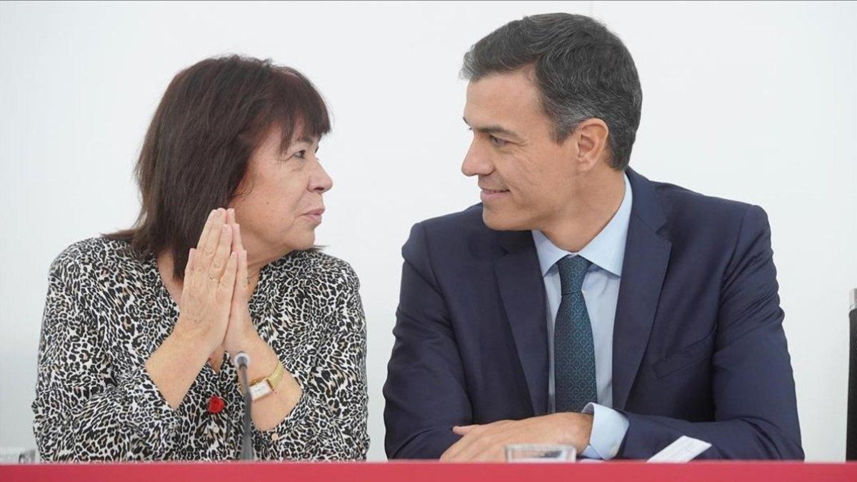 La presidenta del PSOE, Cristina Narbona, y el jefe del Ejecutivo, Pedro Sánchez, este lunes en la sede socialista.-JOSE LUIS ROCA