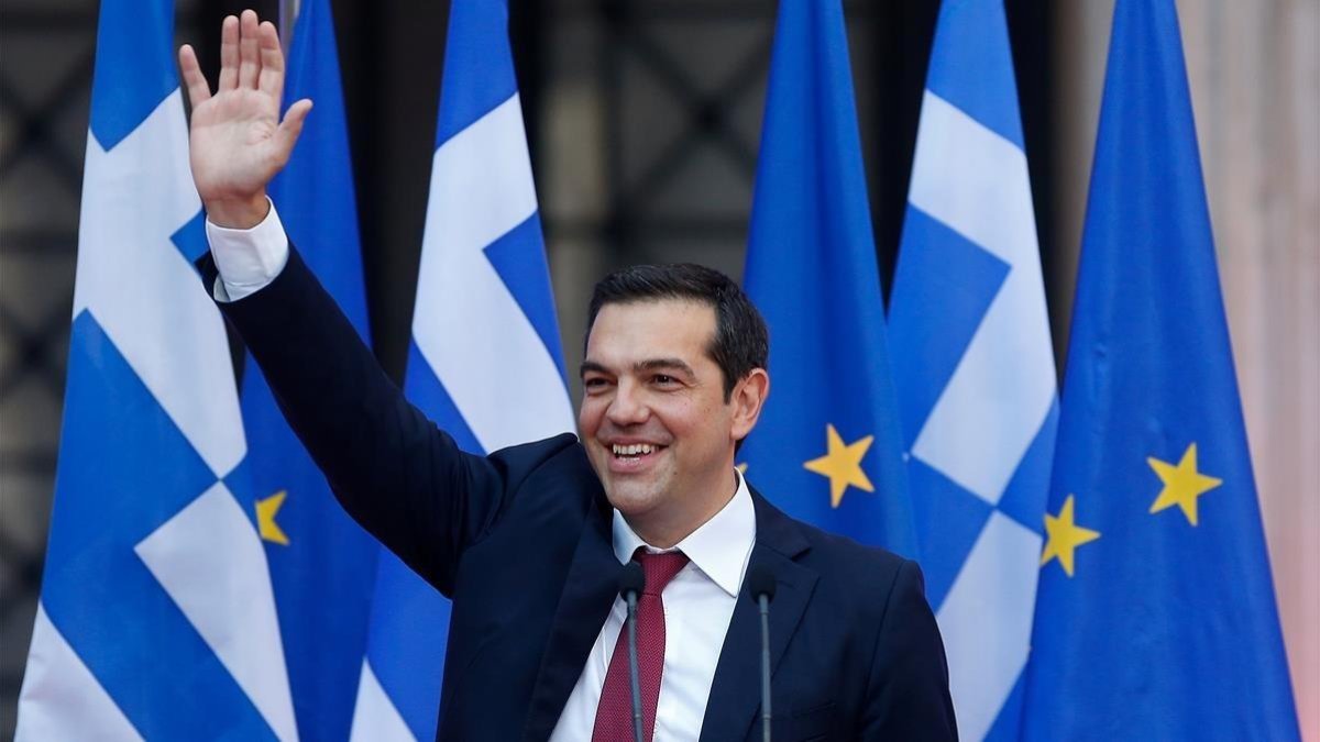 El primer ministro griego, Alexis Tsipras, se puso por primera vez una corbata para celebrar el final del rescate. /-COSTAS BALTAS
