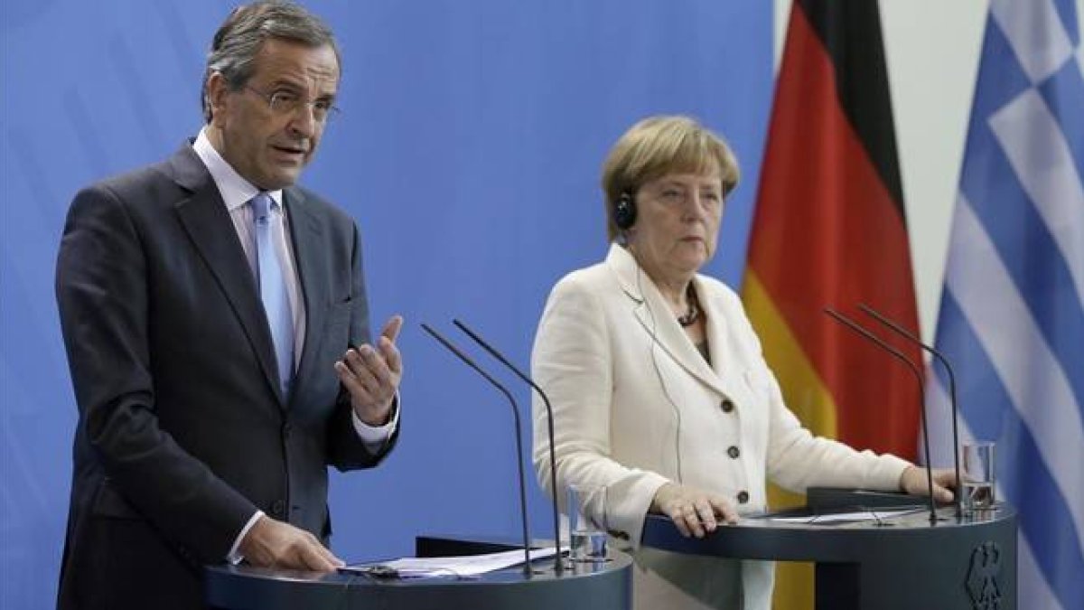 Samaras (izquierda) y Merkel, en su rueda de prensa conjunta, en Berlín, este martes.-Foto: AP / MICHAEL SOHN