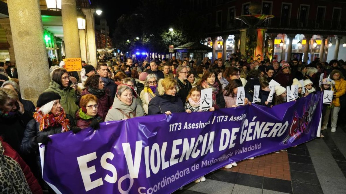 JUAN MIGUEL LOSTAU. 23/01//2023. VALLADOLID. COMUNIDAD DE CASTILLA Y LEÓN. PLAZA DE FUENTE DORADA . CONCENTRACIÓN CONTRA LA VIOLENCIA DE GÉNERO.