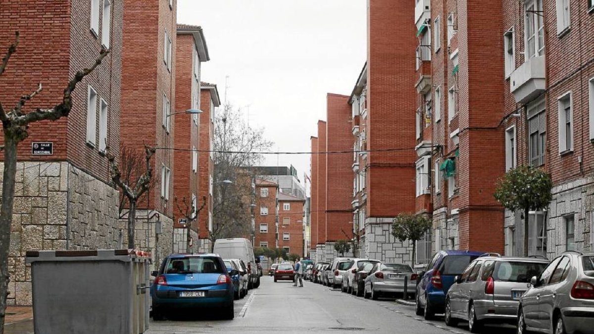 Una de las calles del barrio Cuatro de Marzo con los bloques de viviendas que son característicos-J. M. Lostau