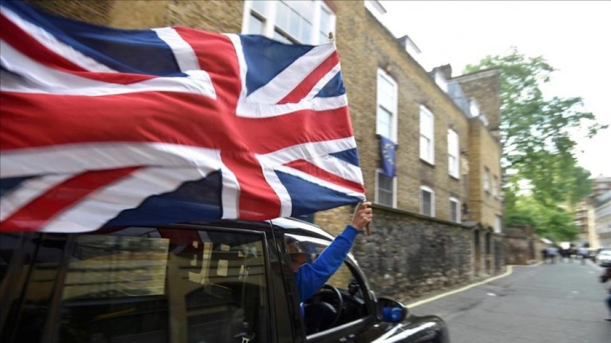 Un motorista con una bandera británica en el centro de Londres.-TOBY MELVILLE / REUTERS