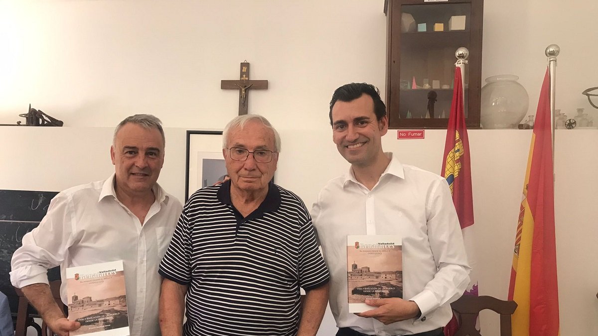 El escritor Evaristo Cuadrado, acompañado del alcalde de Benafarces y un diputado provincial.- E.M.