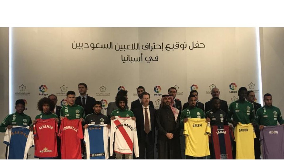 Presidentes de la Liga, jugadores y dirigentes saudíes, con carlos Suárez arriba a la izquierda y Nouh Al-Mousa abajo a la derecha.-LALIGA