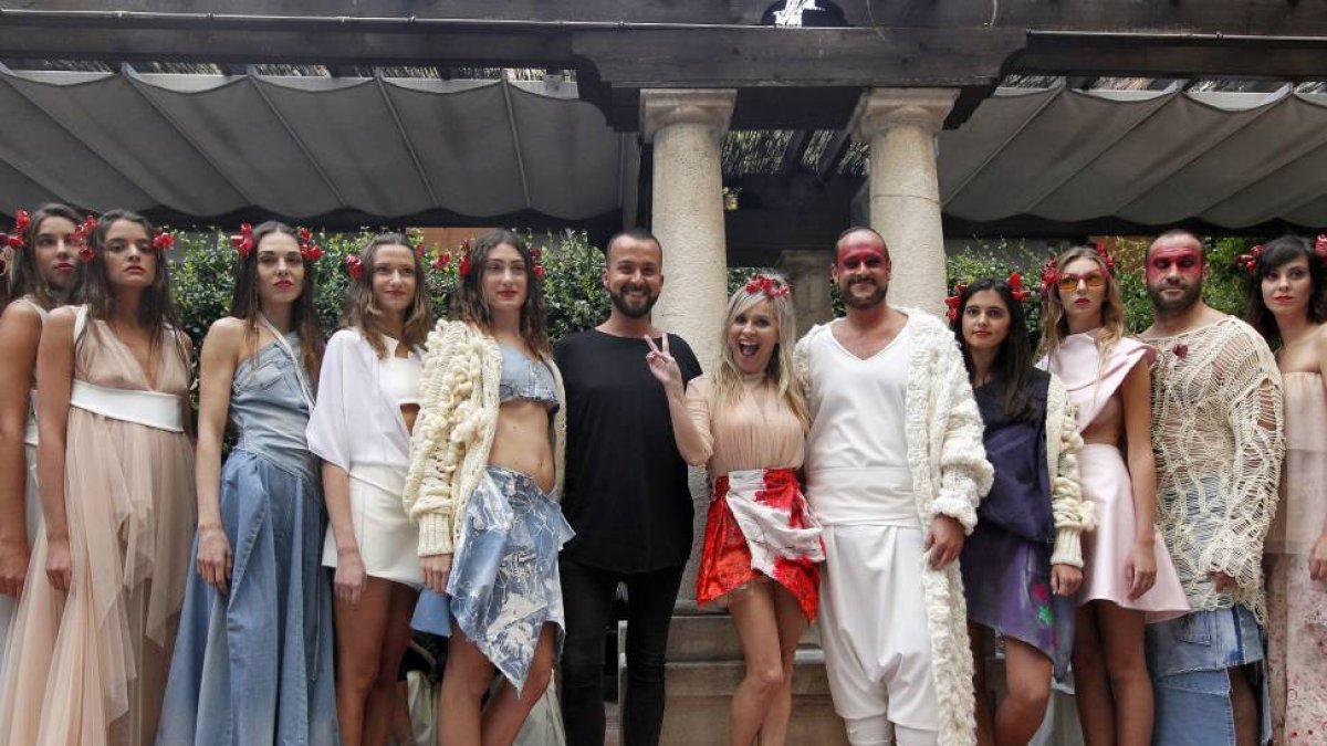 Desfile de la diseñadora Leonesa, María Lafuente, en Mercedes-Benz Fashion Week, en la imagen la diseñadora junto con algunos de los modelos que han desfilado.-ICAL