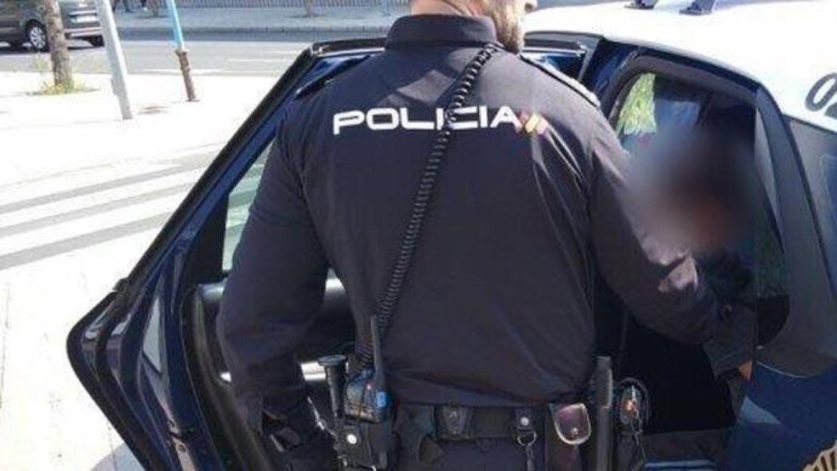 La Policía Nacional detiene al autor del presunto hurto.- E. M.