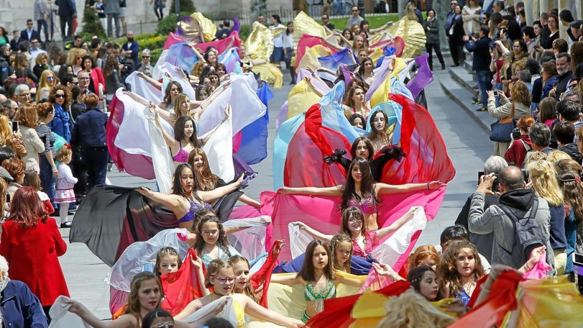Desfile de Danzas Orientales en la plaza de Portugalete.-J. M. LOSTAU