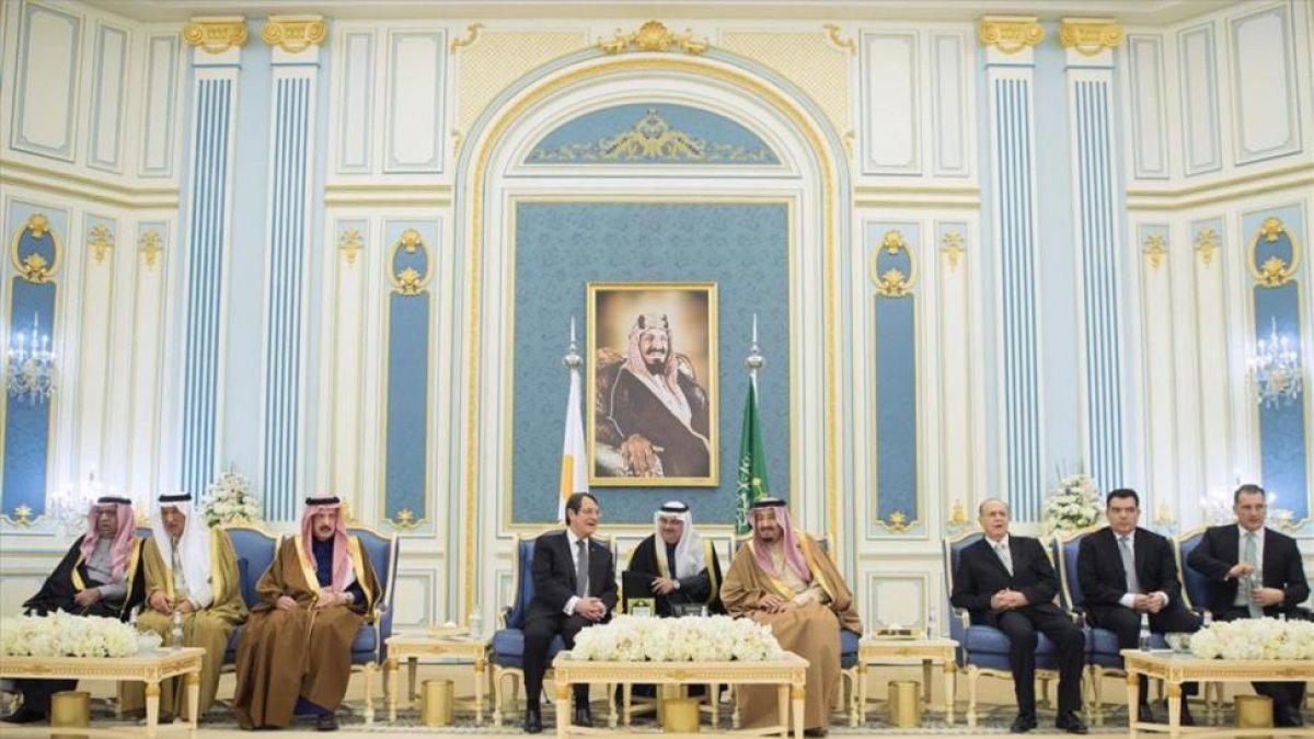 Foto del Rey Salam de Arabia Saudí en un encuentro con el presidente de Chipre Nicos Anastasiades en enero del 2018.-/ AFP / BANDAR AL-JALOUD