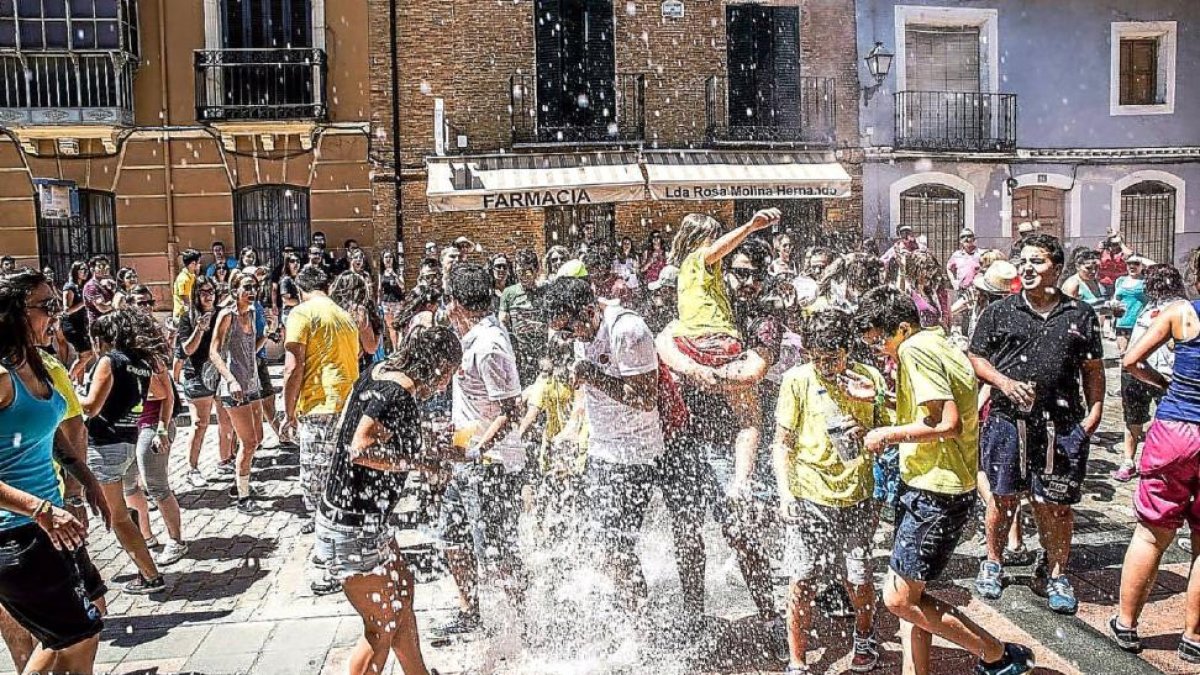 Varios jóvenes disfrutan de la fiesta de la espuma de las fiestas de Villalón 2016.-ITZIAR VICENTE