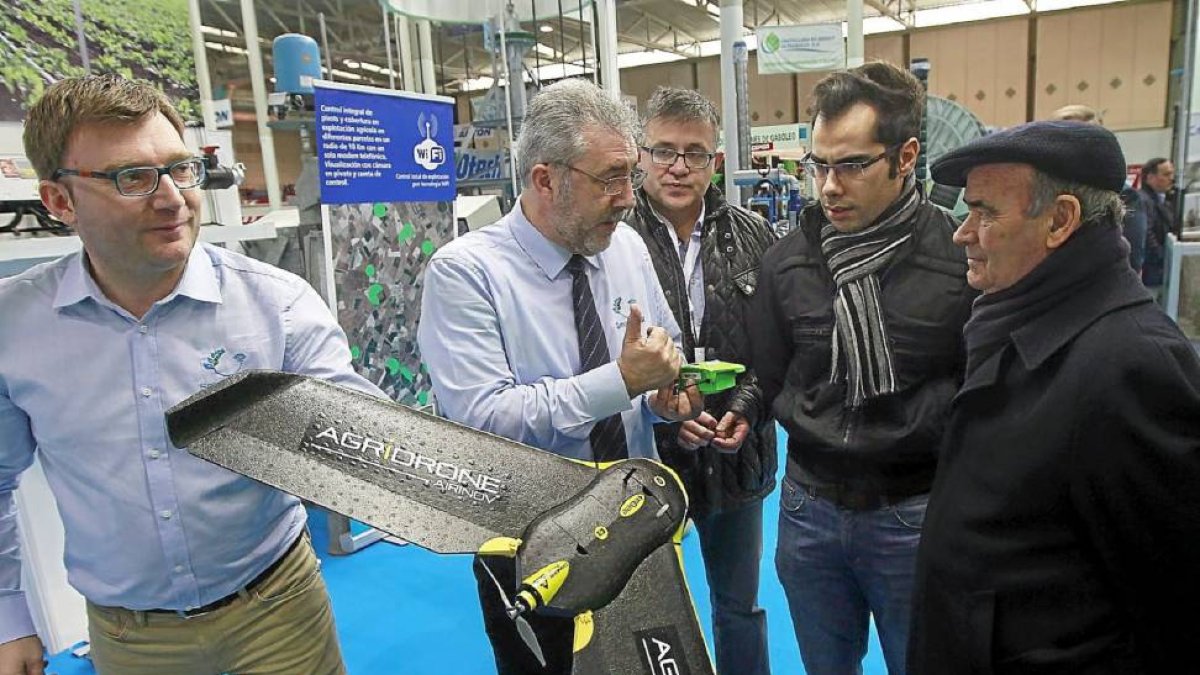 Representantes de Riegos del Duero explican en la Feria Agraria el funcionamiento de su drone-J.M.Lostau