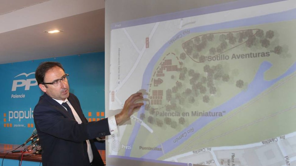 El candidato a la Alcaldía de la capital, Alfonso Polanco presenta las nuevas iniciativas para mejorar las zonas de ocio infantil de la ciudad.-Ical
