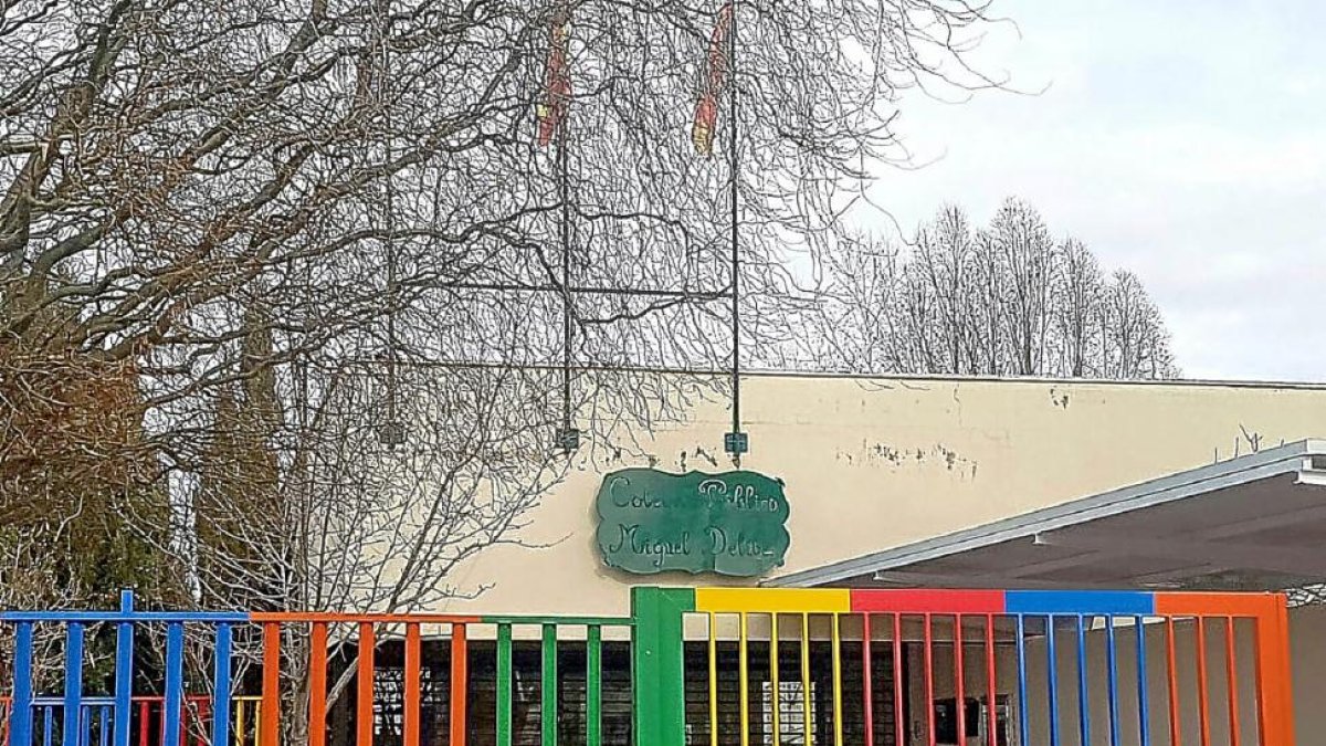 Fachada del colegio público Miguel Delibes, de Aldeamayor de San Martín.-EL MUNDO