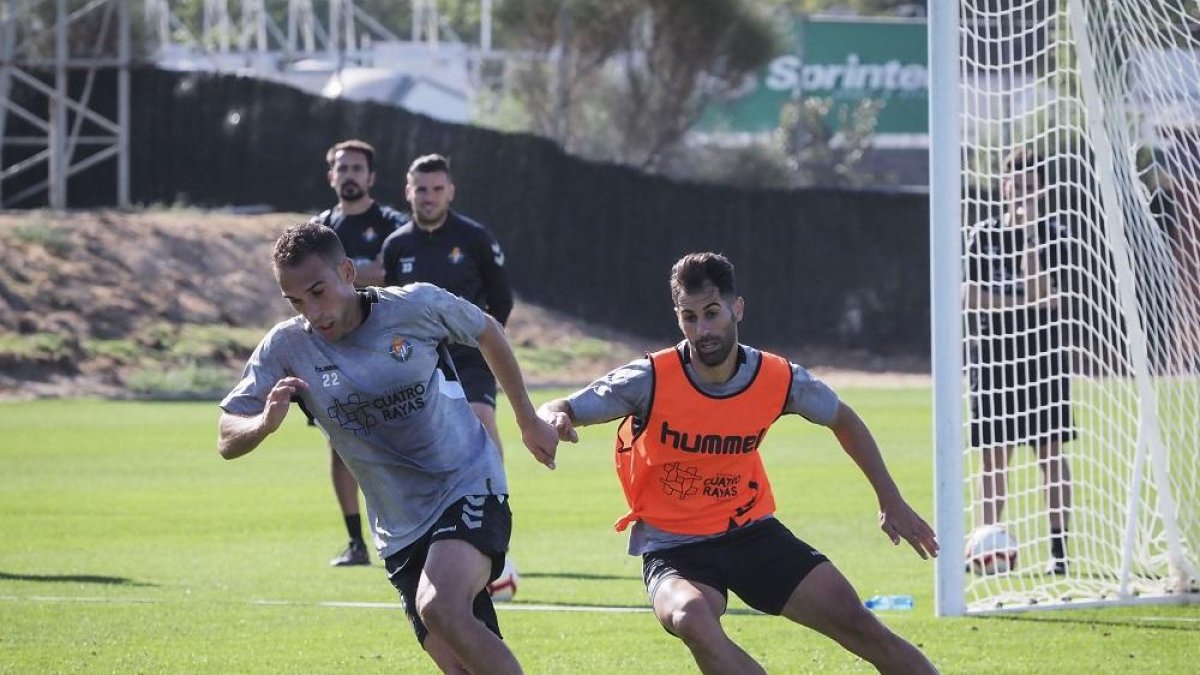 Nacho regatea a Moyano y avanza con el balón durante un partidillo.-M.Á.S.