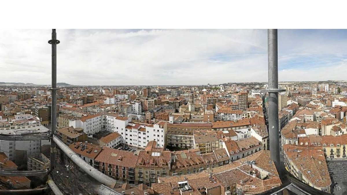 Vista desde el mirador de la Torre sur de la Catedral de Valladolid durante las obras-J.M. LOSTAU