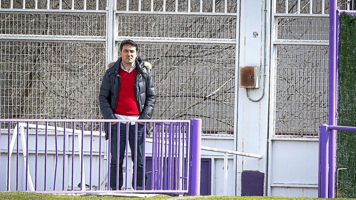 Braulio Vázquez observa el entrenamiento de ayer del Real Valladolid.-MIGUEL ÁNGEL SANTOS