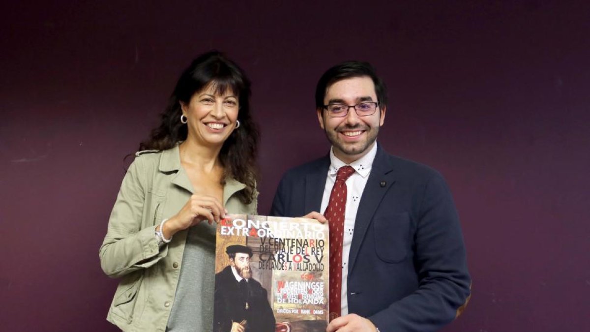 La concejala de Cultura, Ana Redondo junto al director de la Joven Orquesta de Valladolid, Ernesto Monsalve.-ICAL