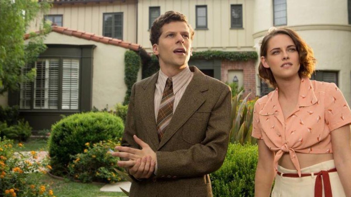 Jesse Eisenberg y Kristen Stewart, en una imagen de 'Café Society'.-LIONSGATE