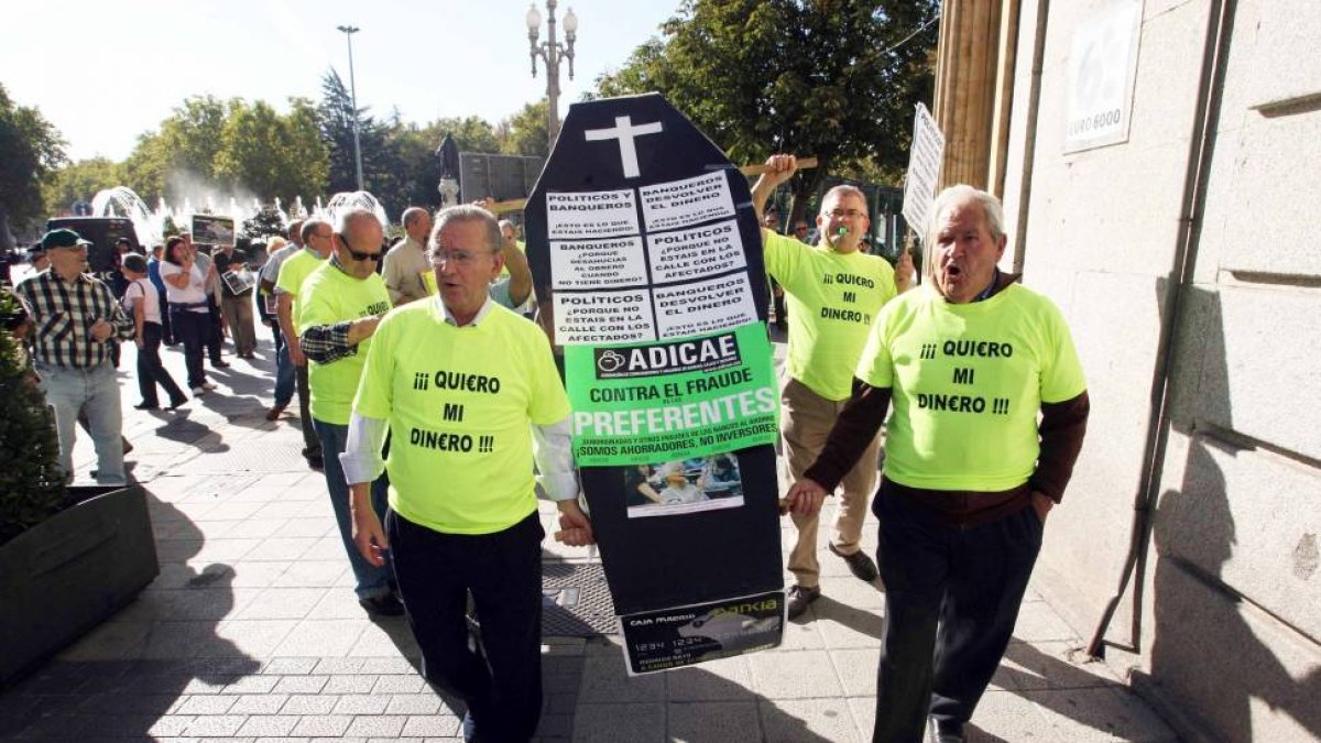 La Asociación Adicae lleva acabo una movilización con motivo del Día Mundial del Ahorro para protestar sobre abusos como las preferentes o las claúsulas suelo en las hipotecas-Ical