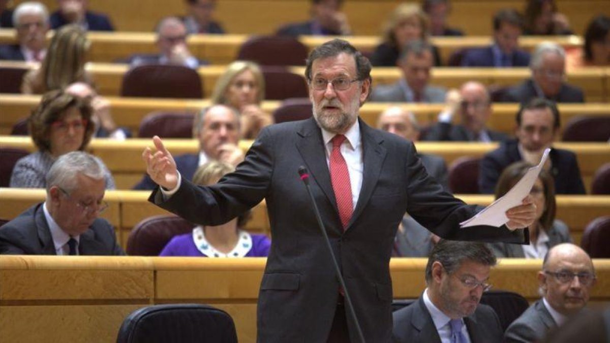 El presidente del Gobierno, Mariano Rajoy, en la sesión de control al Gobierno en el Senado.-DAVID CASTRO