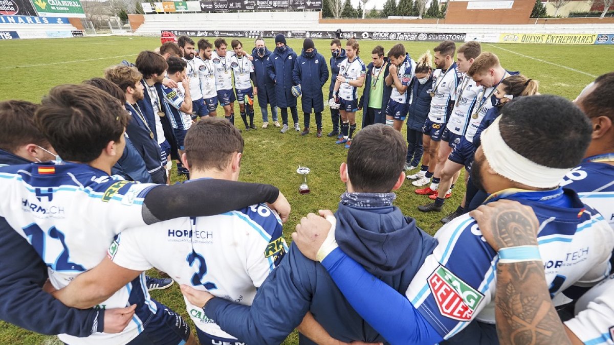 El VRAC Quesos Entrepinares con la Copa Ibérica lograda el pasado año, la quinta consecutiva, tras ganar a os Belenenses. / PHOTOGENIC