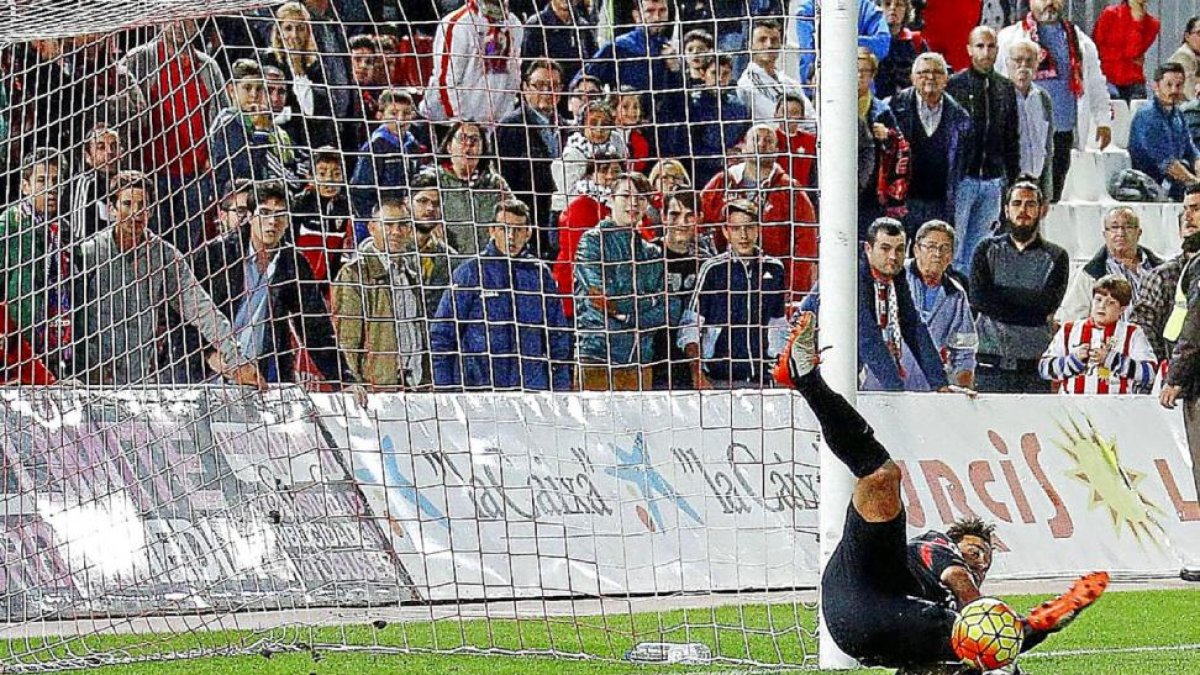 Casto se lanza a la izquierda para detener el penalti lanzado por Mojica en el tiempo añadido, ayer en Almería.-Photo-deporte