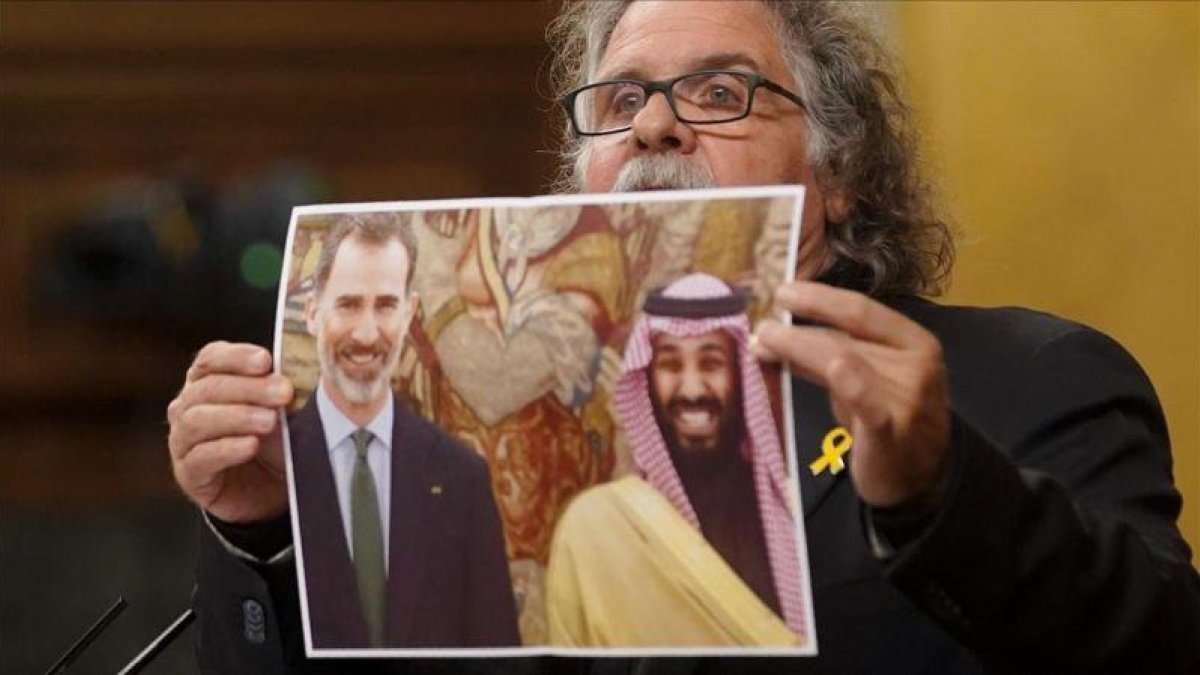 Sesion de Control al Gobierno en el Congreso de los Diputados, Joan Tarda, portavoz de ERC, muestra una foto del rey Felipe VI-JOSE LUIS ROCA