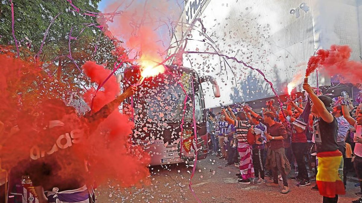 Momento del recibimiento del autobús del Real Valladolid a Zorrilla.-J.M. LOSTAU