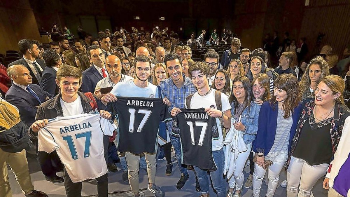 Álvaro Arbeloa posa junto a varios estudiantes de la UEMC al término de su charla.-EL MUNDO