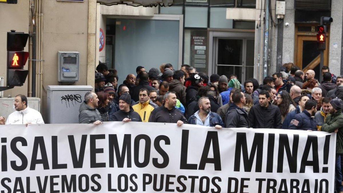 Varios mineros se concentran a las puertas del Hotel Conde Luna con motivo de la visita de la presidenta de la Comunidad de Madrid, Cristina Cifuentes, a León-ICAL