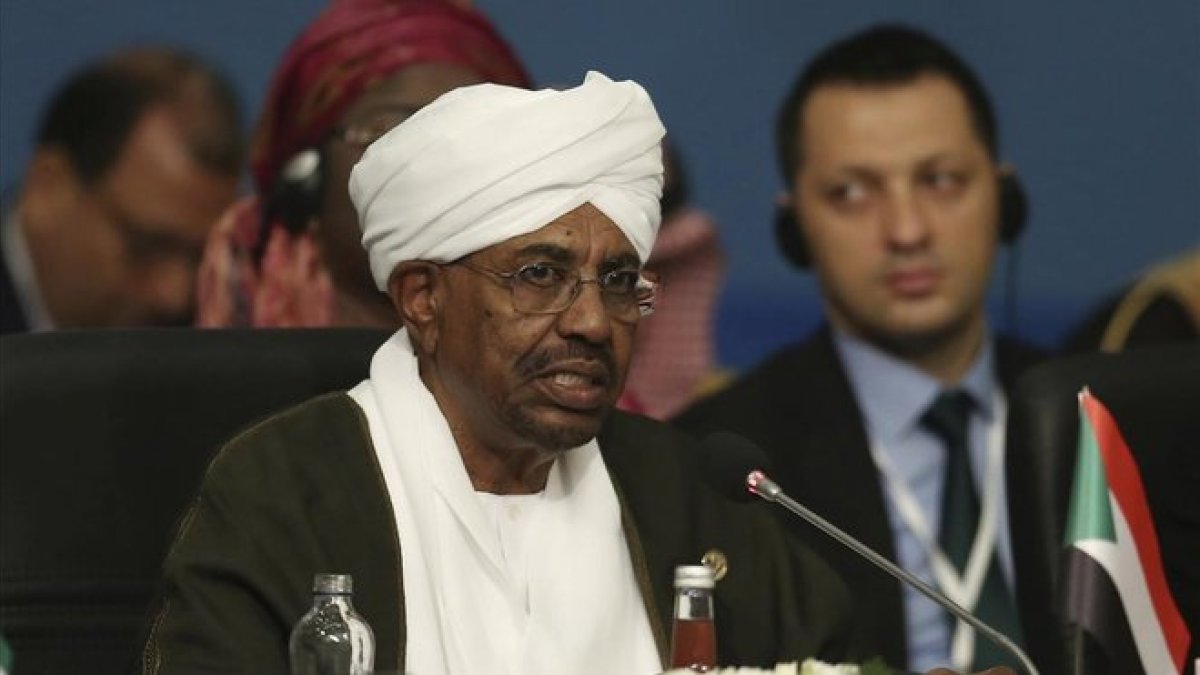 Omar al Bashir, durante una cumbre islámica en Estambul en el 2018.-AP