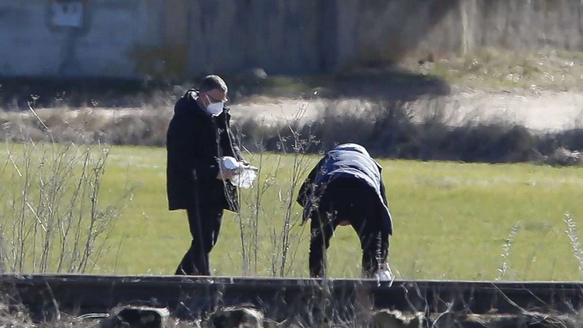 Agentes del Equipo de Reconstrucción de Accidentes inspeccionan el lugar donde apareció el cuerpo.- J.M. LOSTAU