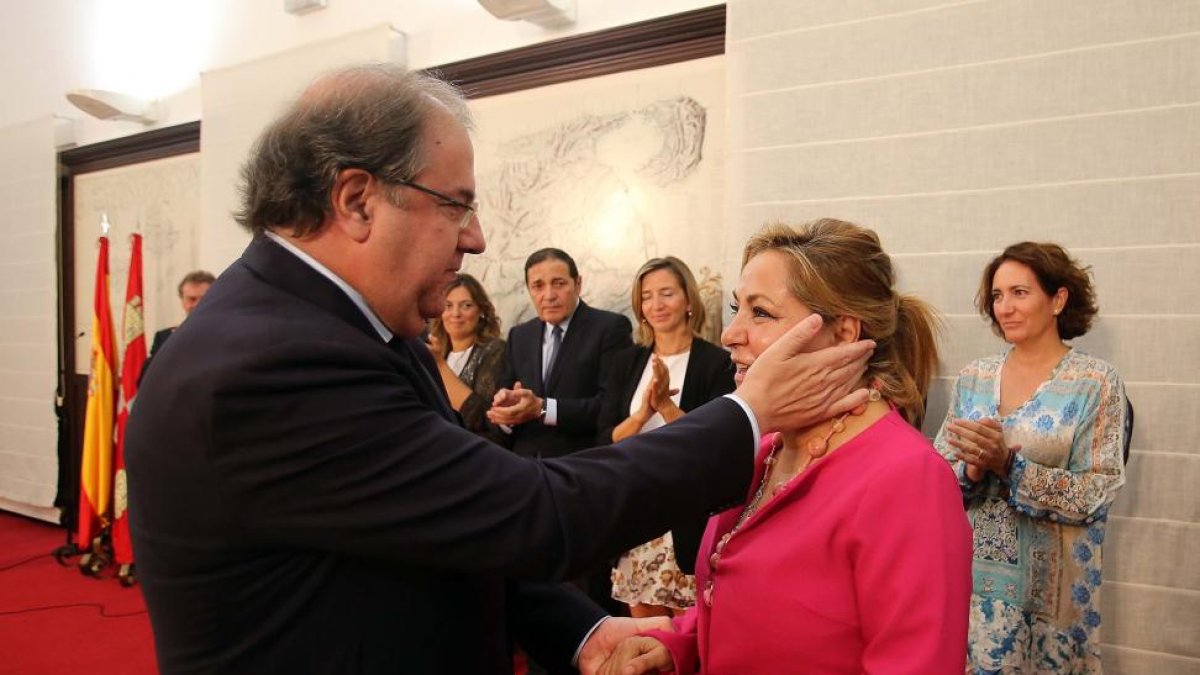 Juan Vicente Herrera abraza cariñosamente a Rosa Valdeón-ICAL