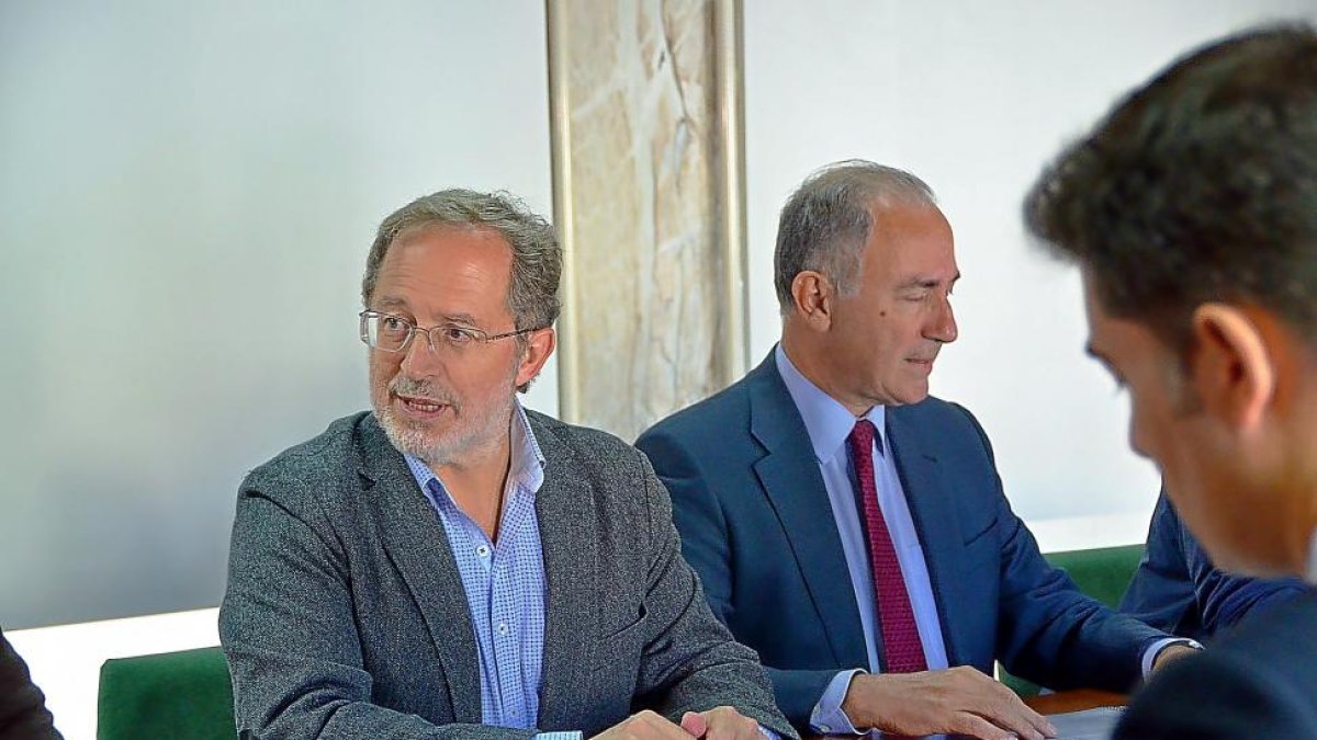 Manuel Saravia y Antonio Gato durante la reunión de la Sociedad Valladolid Alta Velocidad.-E.M.