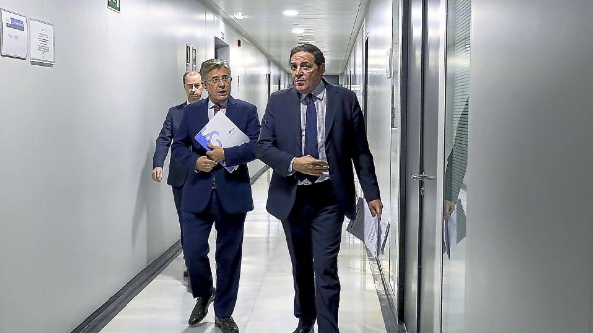 El consejero de Sanidad, Antonio Sáez Aguado, antes de la rueda de prensa.-ICAL