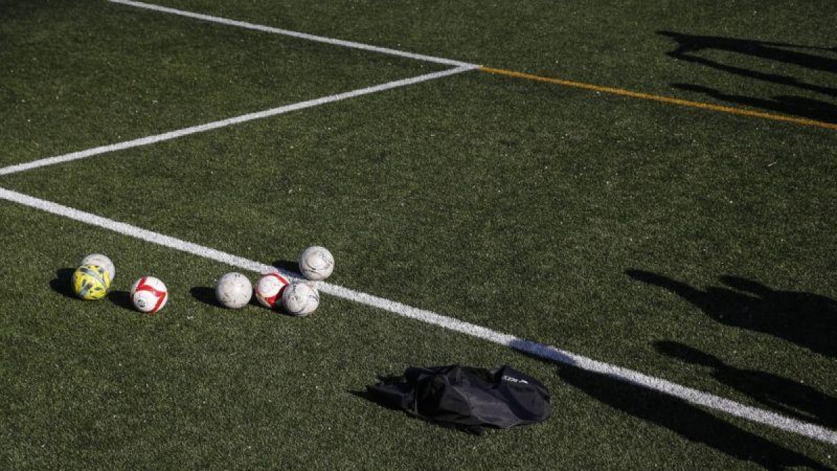 Un campo de fútbol.-JULIO CARBÓ