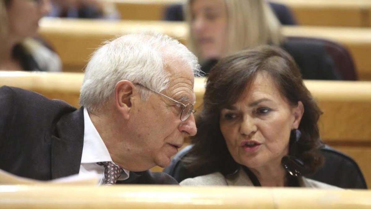 El ministro de Exteriores, Josep Borrell, conversa con la vicepresidenta del Gobierno, Carmen Calvo, en el Senado, el pasado 11 de diciembre.-REUTERS