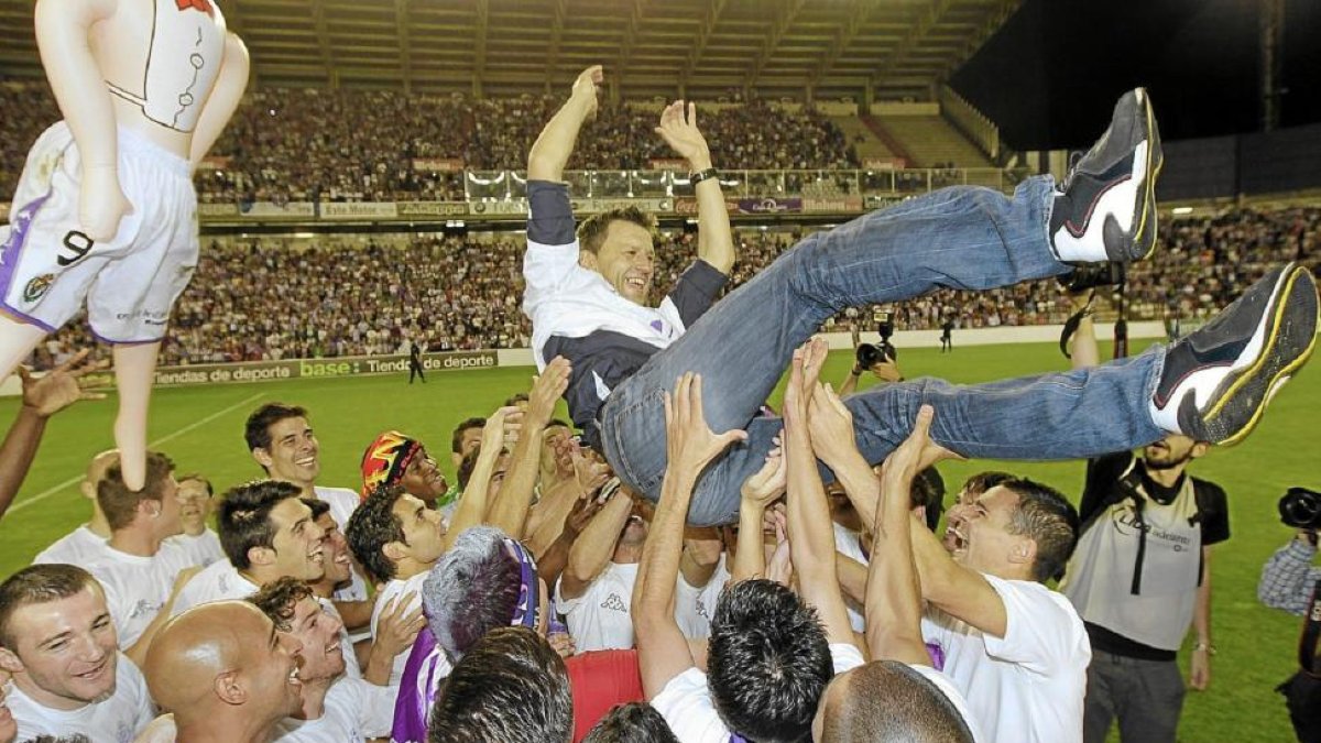Djukic, el último entrenador que logró un ascenso, es manteado el 16 de junio de 2012.-J.M. LOSTAU