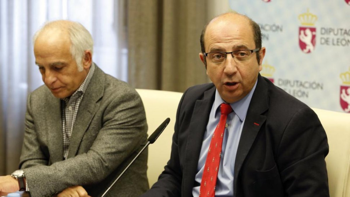 El vicepresidente primero de la Diputación de León, Francisco Castañón (D), hace un balance del Plan de Emprendedores 2015 y presenta el nuevo Plan para este año. Junto a él, el diputado de Desarrollo Económico, Miguel Ángel del Egido (I).-ICAL