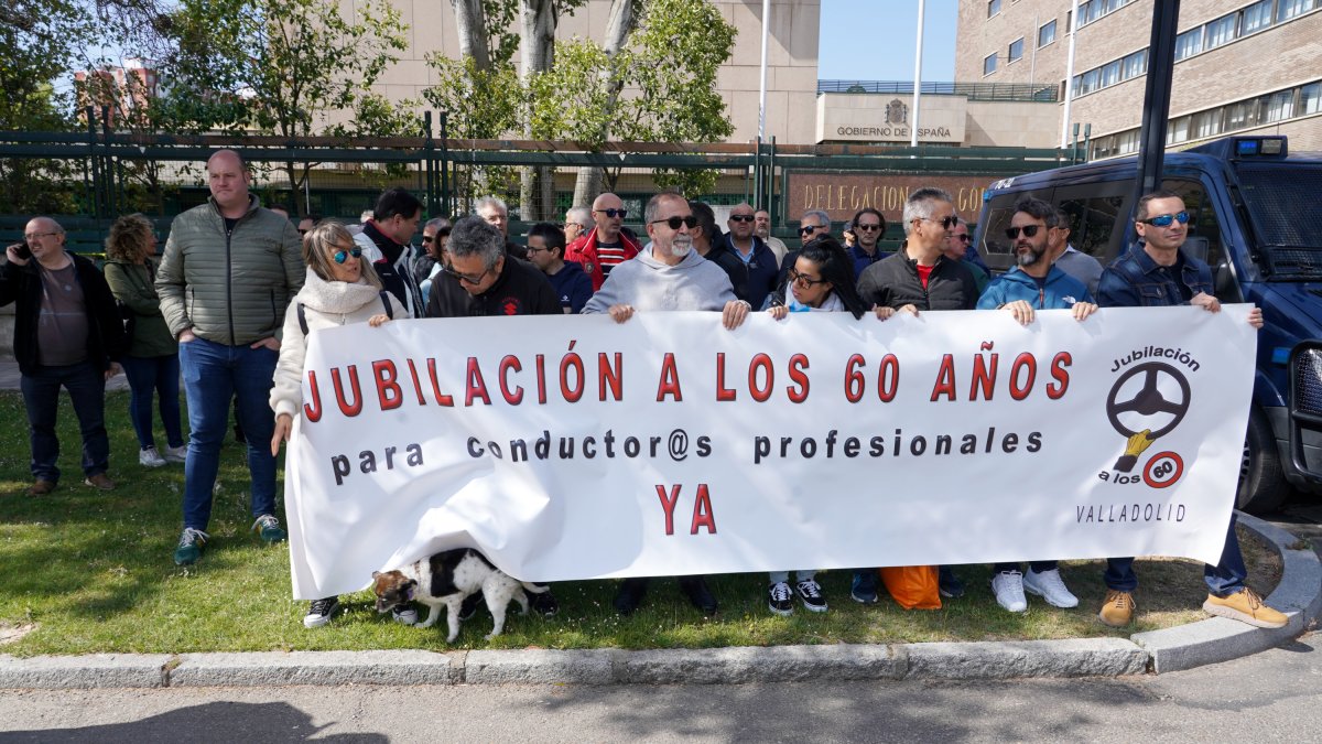 Concentración de los trabajadores de Auvasa ante la sede de la Delegación del Gobierno. ICAL