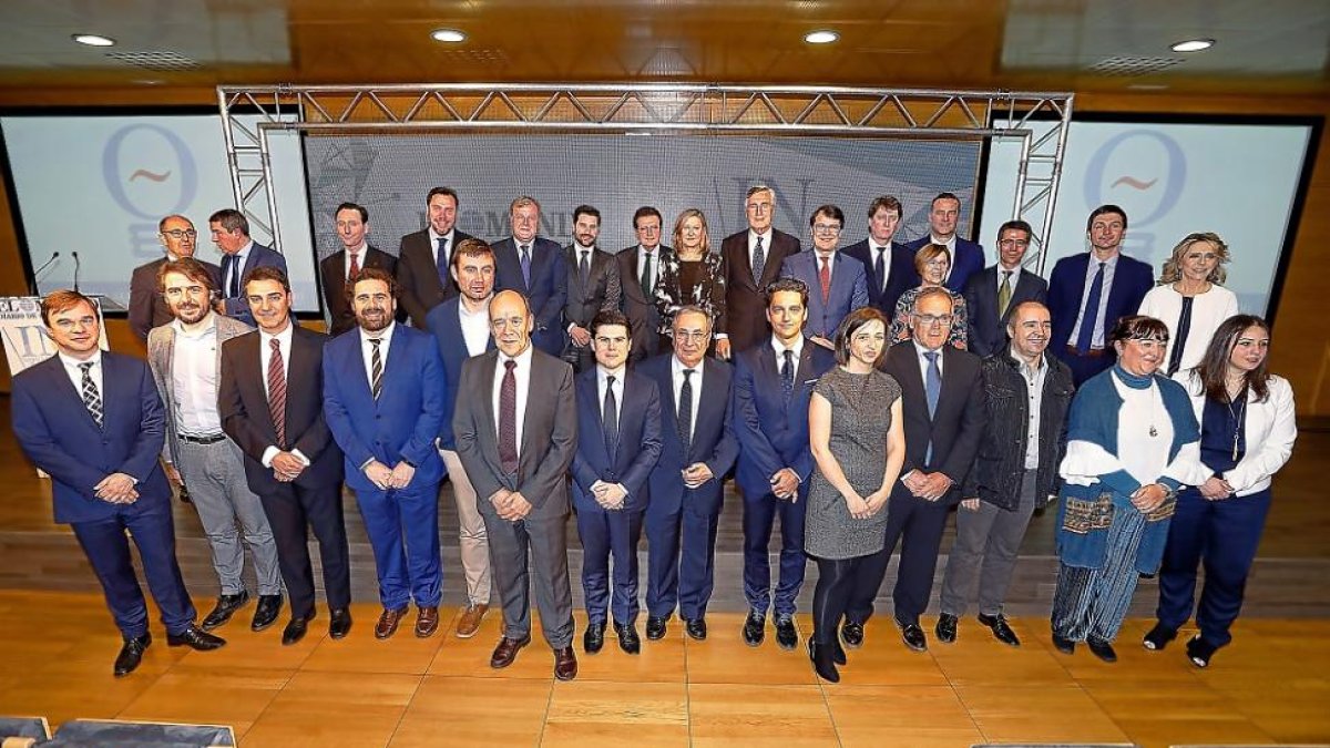Foto de familia de los premiados y las autoridades tras la entrega de los VIII Premios Innovadores.-J. M. LOSTAU