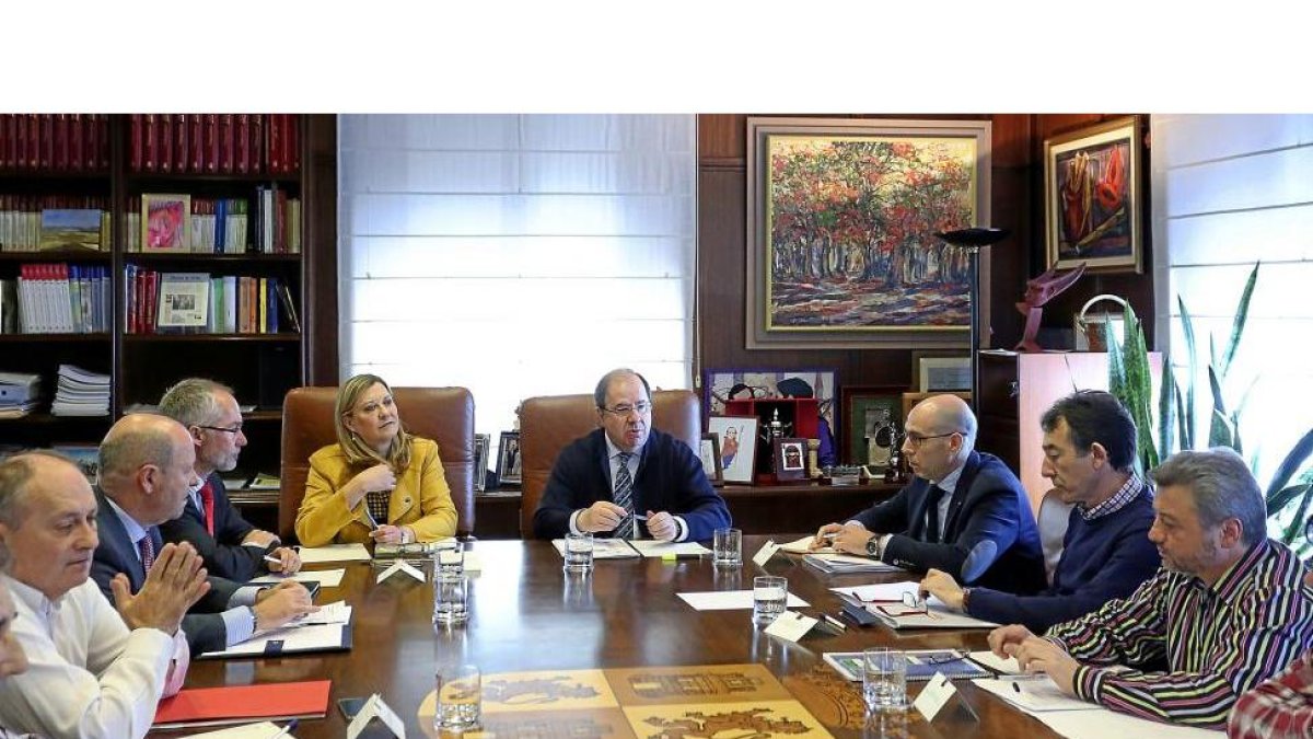 Herrera y Del Olmo recibieron a los integrantes del Foro del Carbón.-ICAL
