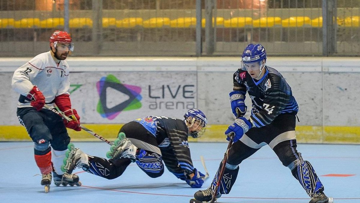 Un jugador del CPLV controla la pastilla ante el Citadella.-D.V.