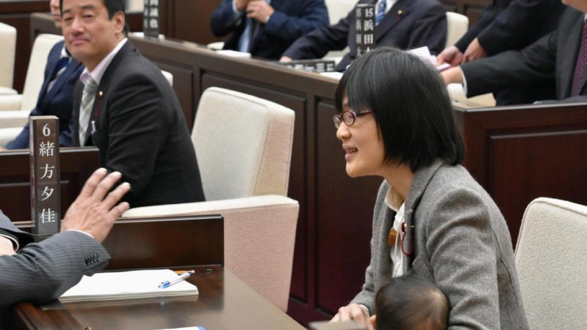 Yuka Ogata en el pleno con su bebé.-IK/DEG (REUTERS)