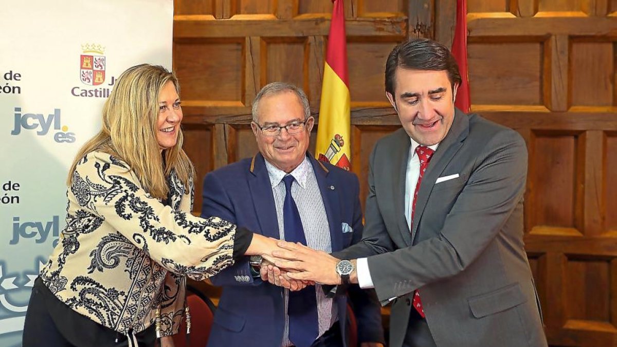 Pilar del Olmo junto con el alcalde de Valbuena José Augusto Rodríguez y con Juan Carlos Suárez-Quñones.-ICAL