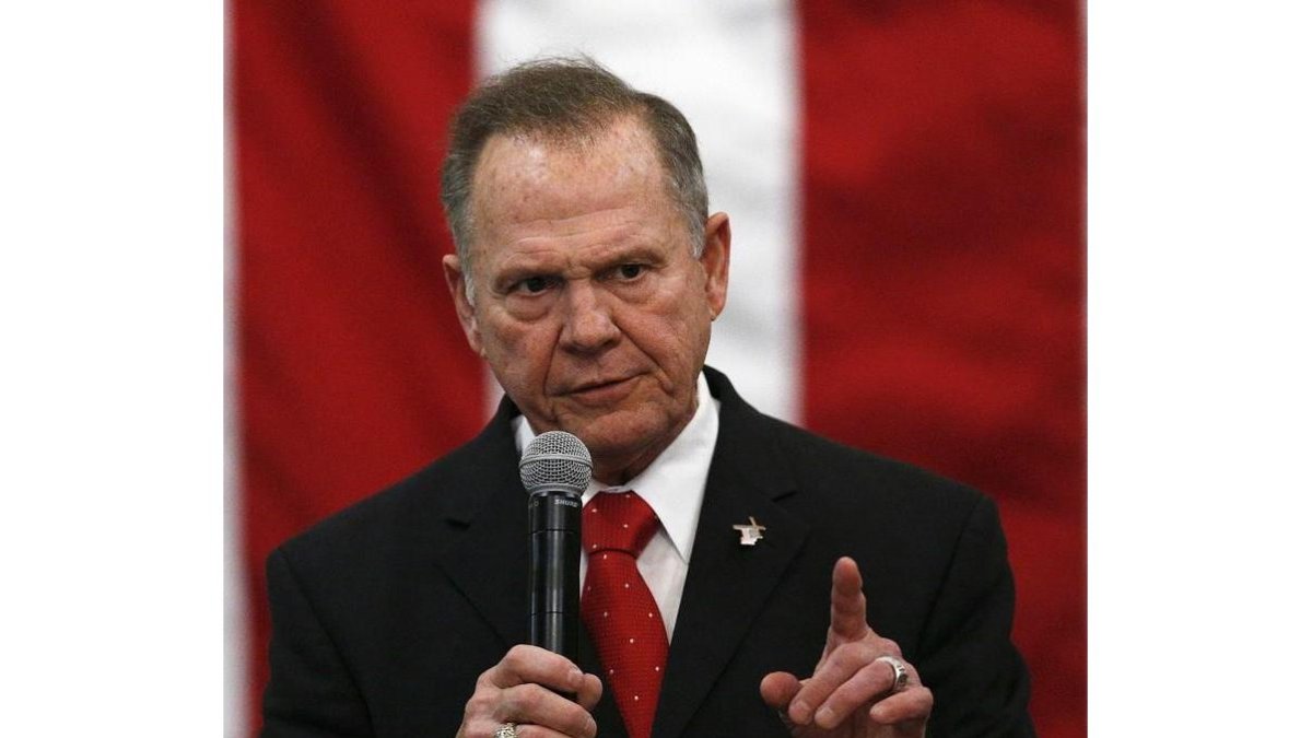 El candidato republicano para las elecciones legislativas de Alabama, Roy Moore, durante el mitin de este lunes.-/ AP / BRYNN ANDERSON (AP)
