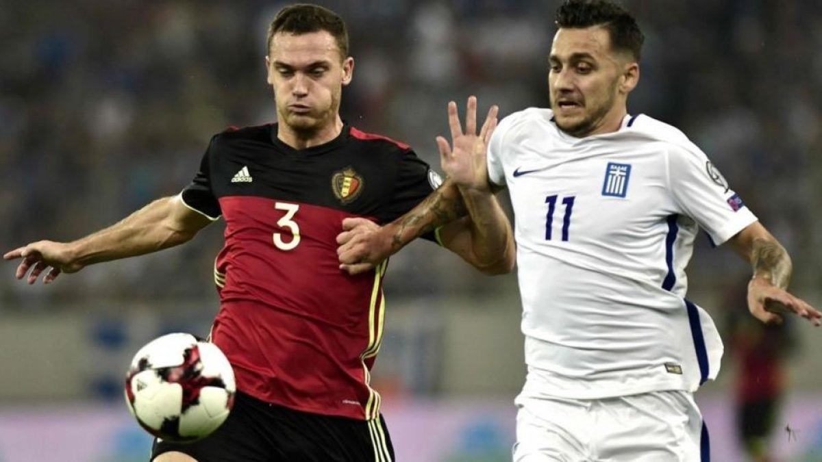 Thomas Vermaelen pugna con Tasos Dionis en el Grecia-Bélgica disputado el 3 de septiembre.-LOUISA GOULIAMAKI